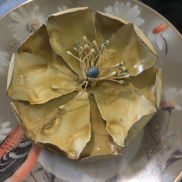 Vintage Jewelry - VTG Yellow Metal Flower Brooch
